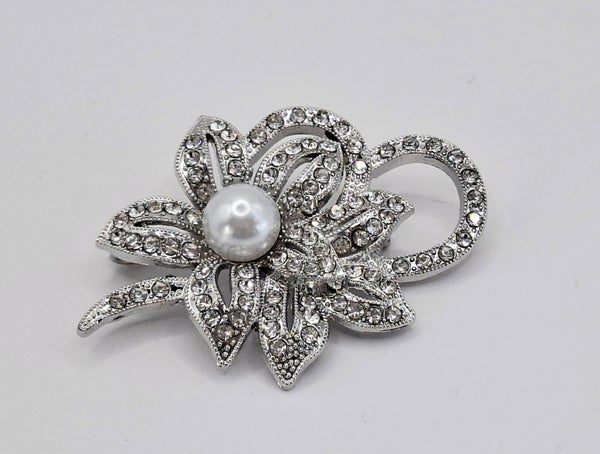 Vintage zilverkleurige broche met strass